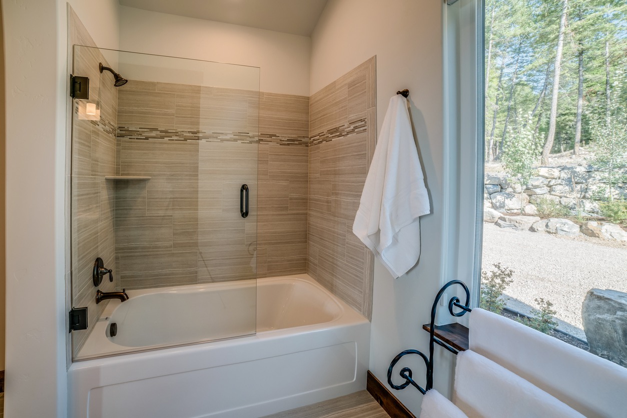 Shower & Tub Installation in Laurium